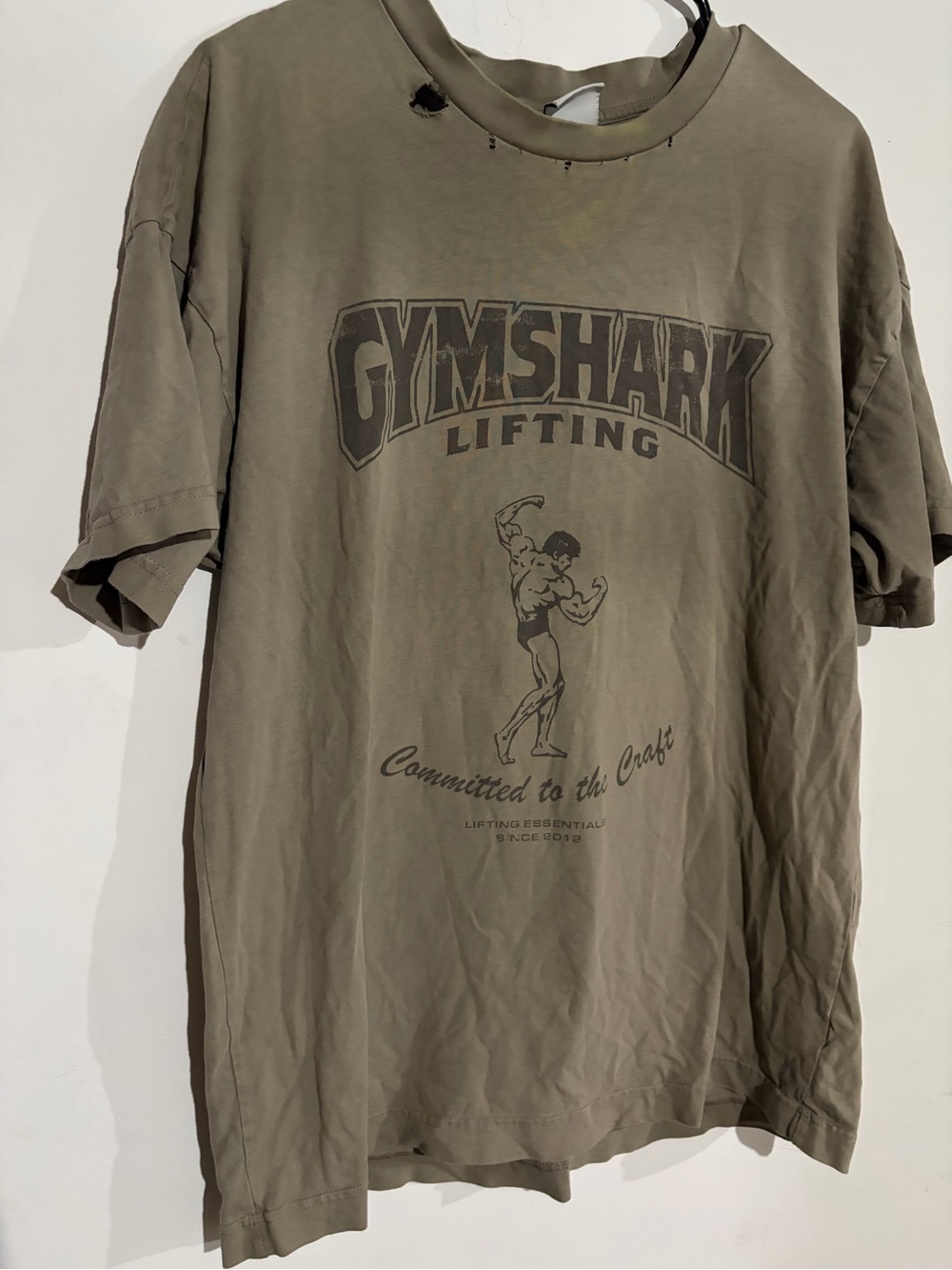 Gymshark Men's distressed Lifting T-Shirt — Olive Green